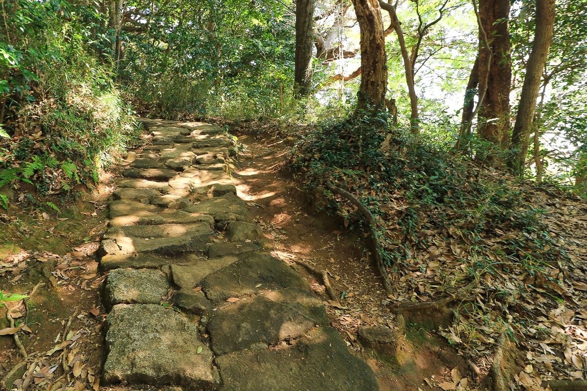神奈川横須賀の鷹取山ハイキングコースの石畳