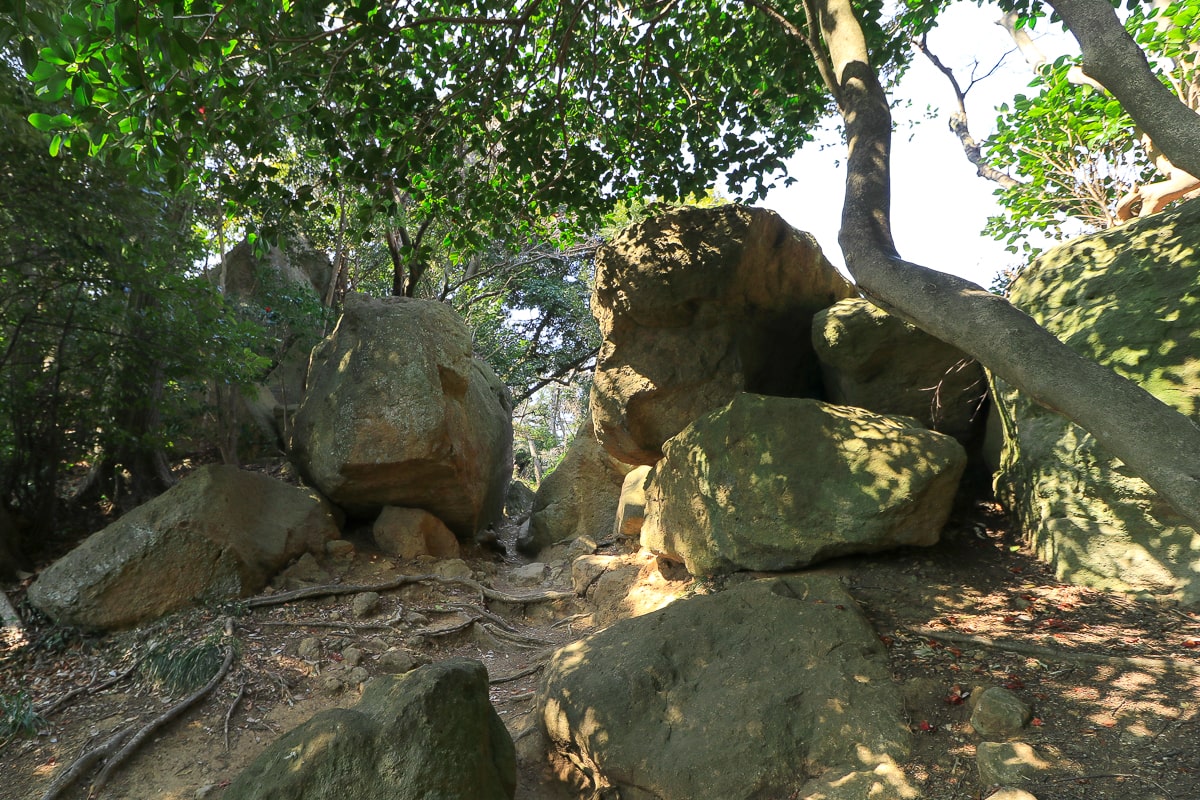 神奈川横須賀の鷹取山ハイキングコース・巨岩